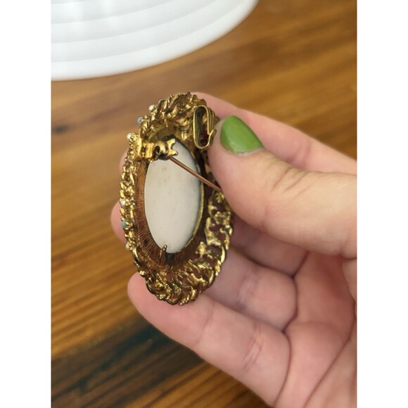 Vintage Porcelain Brooch Pin Courting Couple Lovers Fragonard French Scene Round - Picture 9 of 12